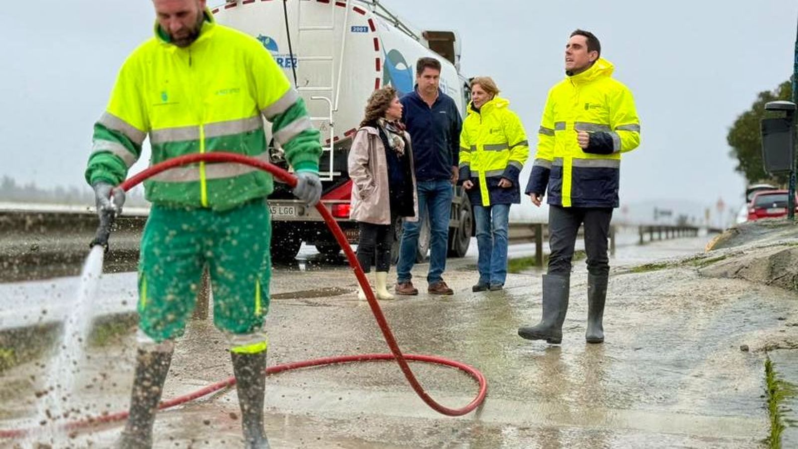 La alcaldesa y los delegados, durante una de las visitas a la zona inundada, días atrás.