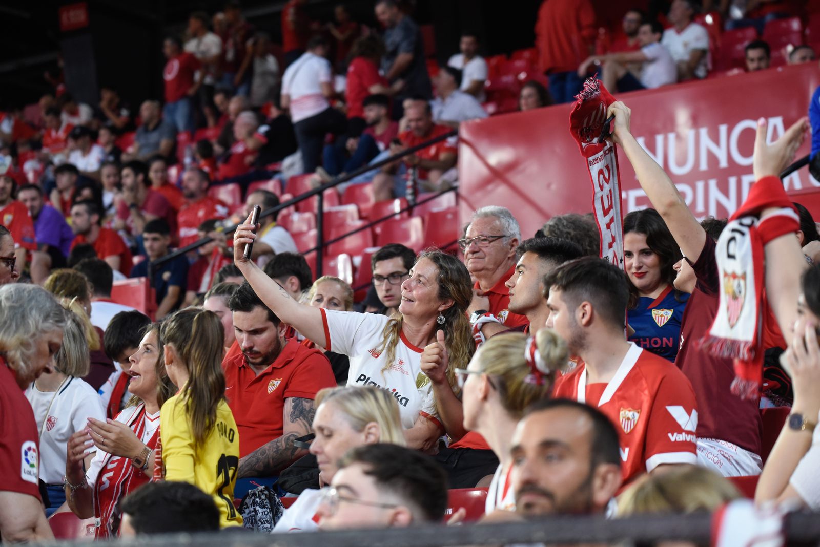 Búscate en la celebración del Sevilla, en el Sánchez-Pizjuán