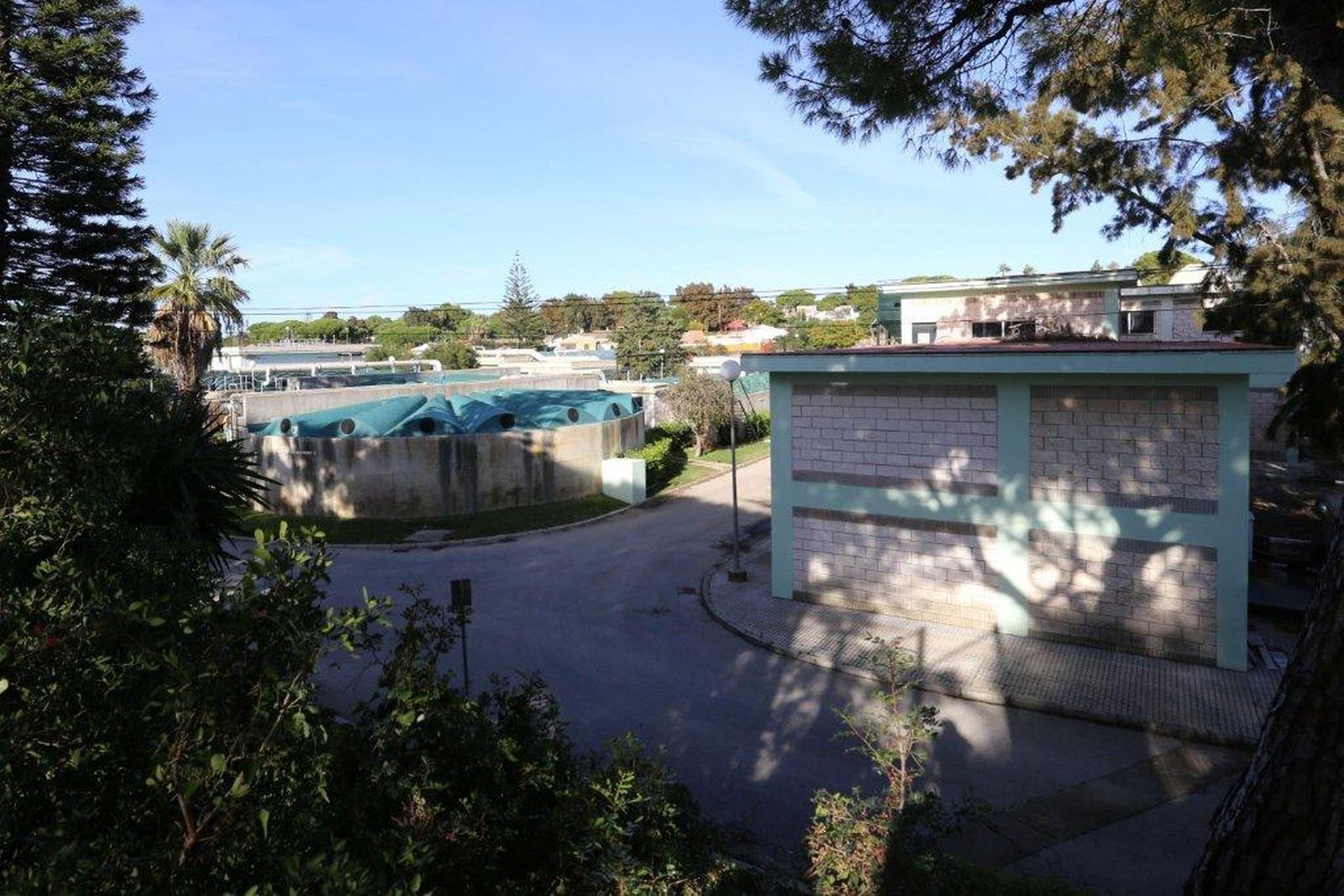 Vista de la depuradora de aguas residuales de La Barrosa.