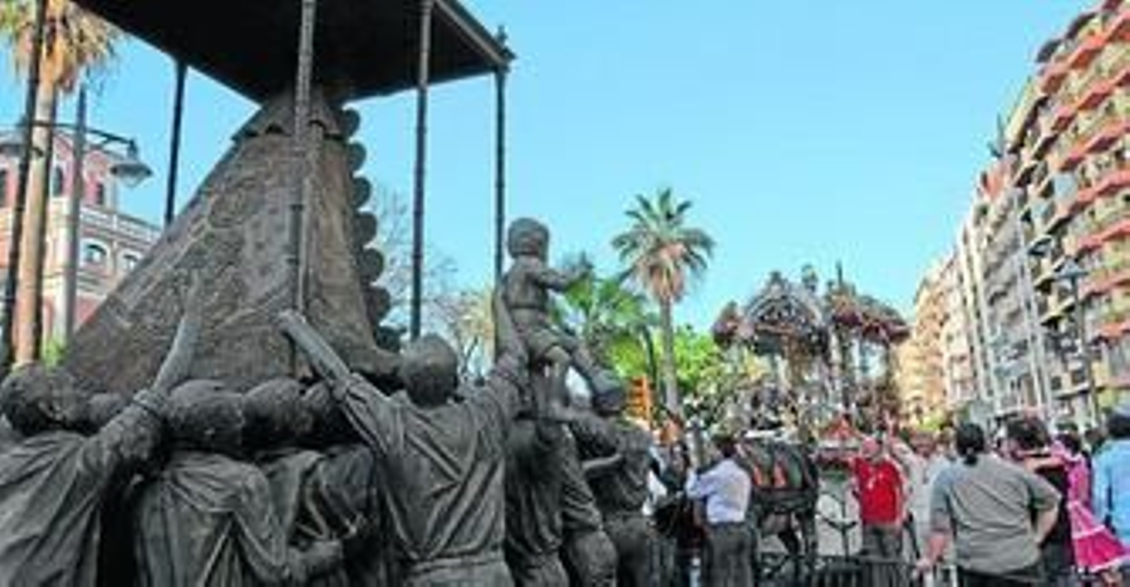 El Simpecado de la Hermandad de Emigrantes, a su paso por El Punto, se detiene ante el Monumento de la Virgen del Rocío. El Simpecado de la Hermandad de Emigrantes, a su paso por El Punto, se detiene ante el Monumento de la Virgen del Rocío.