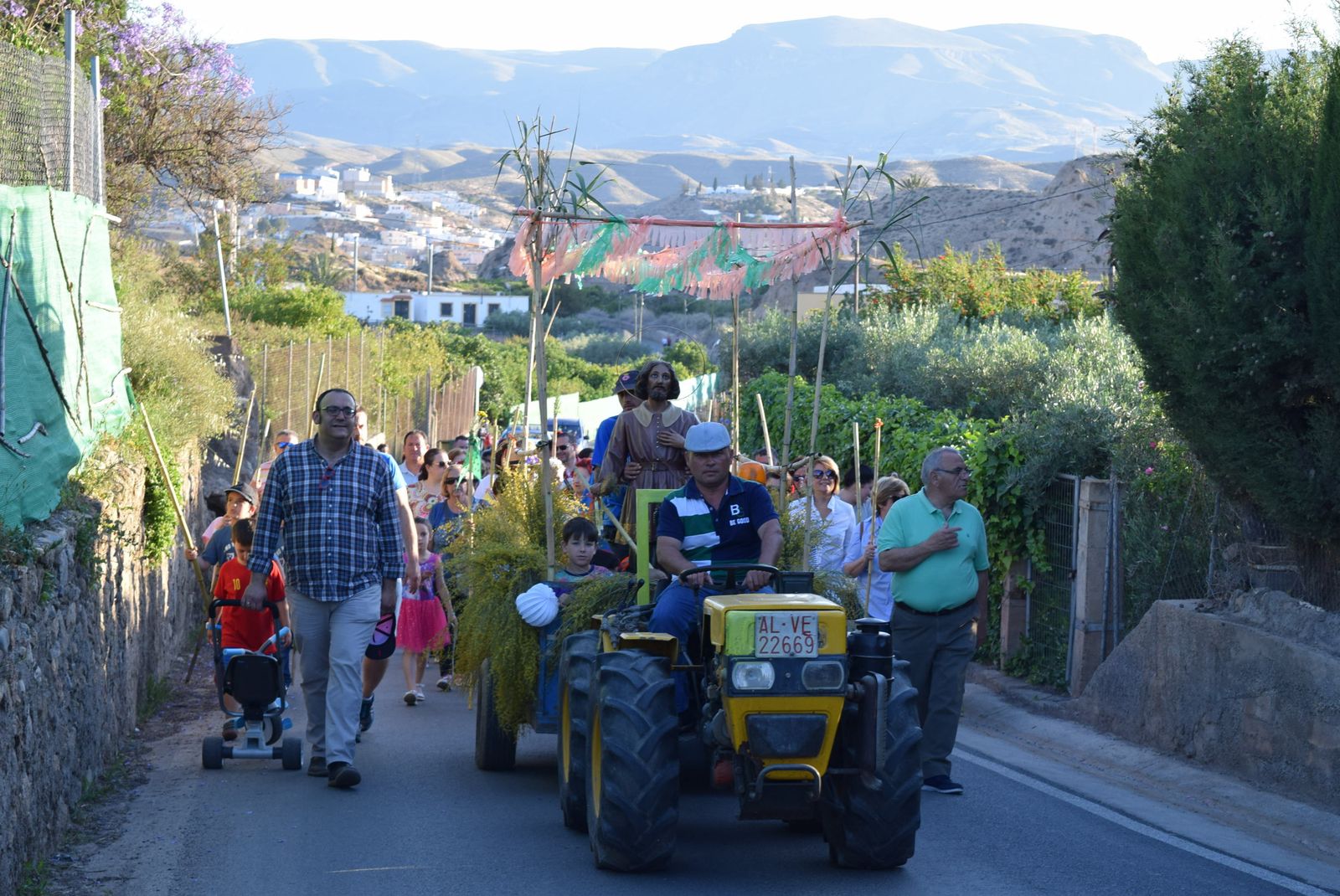 Un tractor, acompañado por los romeros, llevó la imagen del Santo desde Gádor hasta la zona de Paulenca.