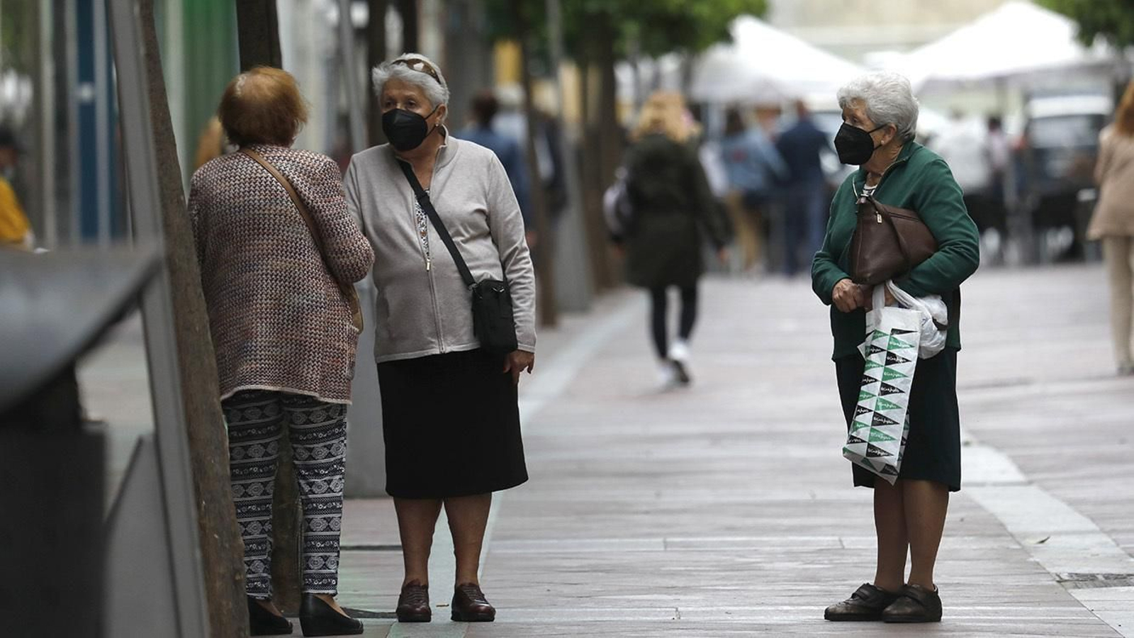 Varias personas con mascarillas en Algeciras
