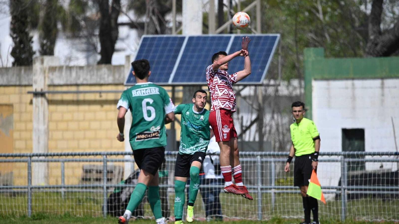 Jesús Soto gana por alto un balón.