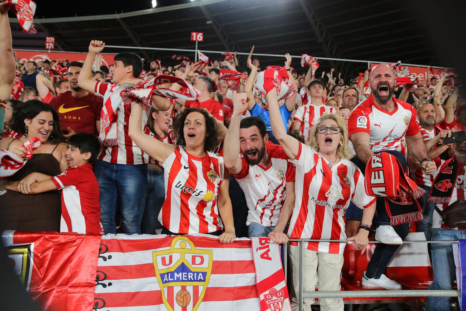 Las imágenes de la decepción de los aficionados del Almería