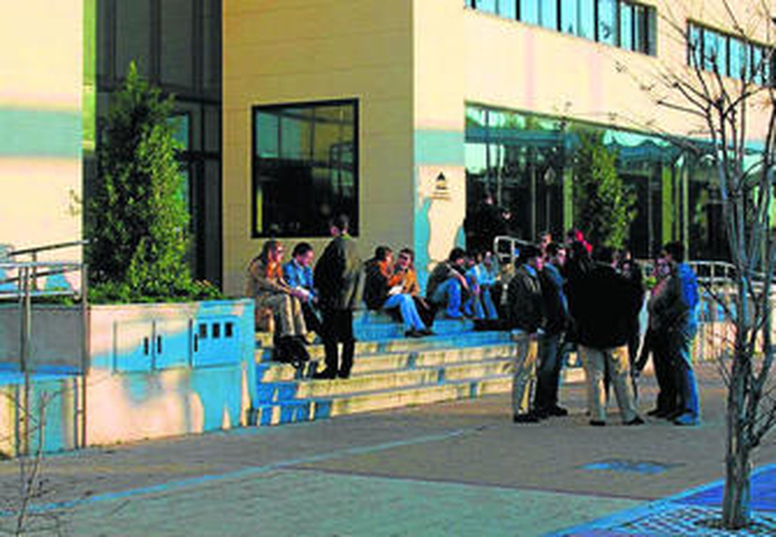 Fachada de una de las sedes que Ceade tiene en la Isla de la Cartuja.