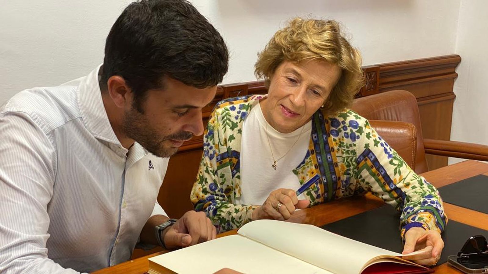 Julia Navarro firmó en el libro de honor del Ayuntamiento de Mojácar.