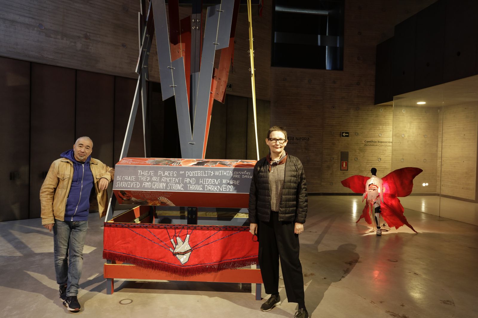 Dmitrii Vilenskii y Olga Egorova, dos de los artistas de Chto Delat, ante una de las obras expuestas.