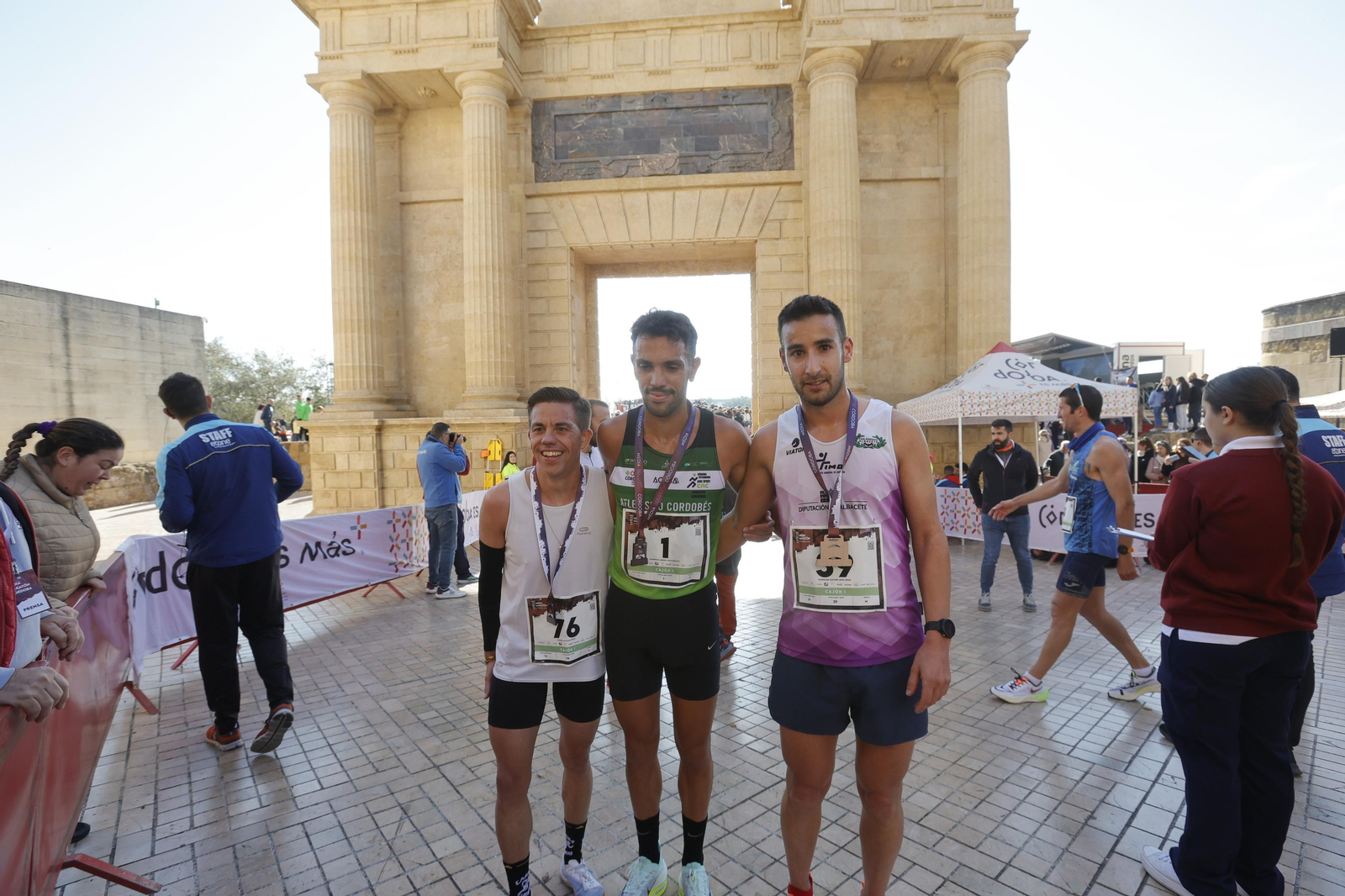 Media Maratón de Córdoba 2023: La gloria de cruzar la Puerta del Puente, en imágenes