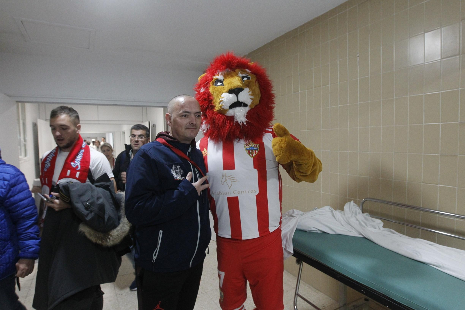 Fotogalería visita jugadores U.D. Almería Hospital Torrecárdenas