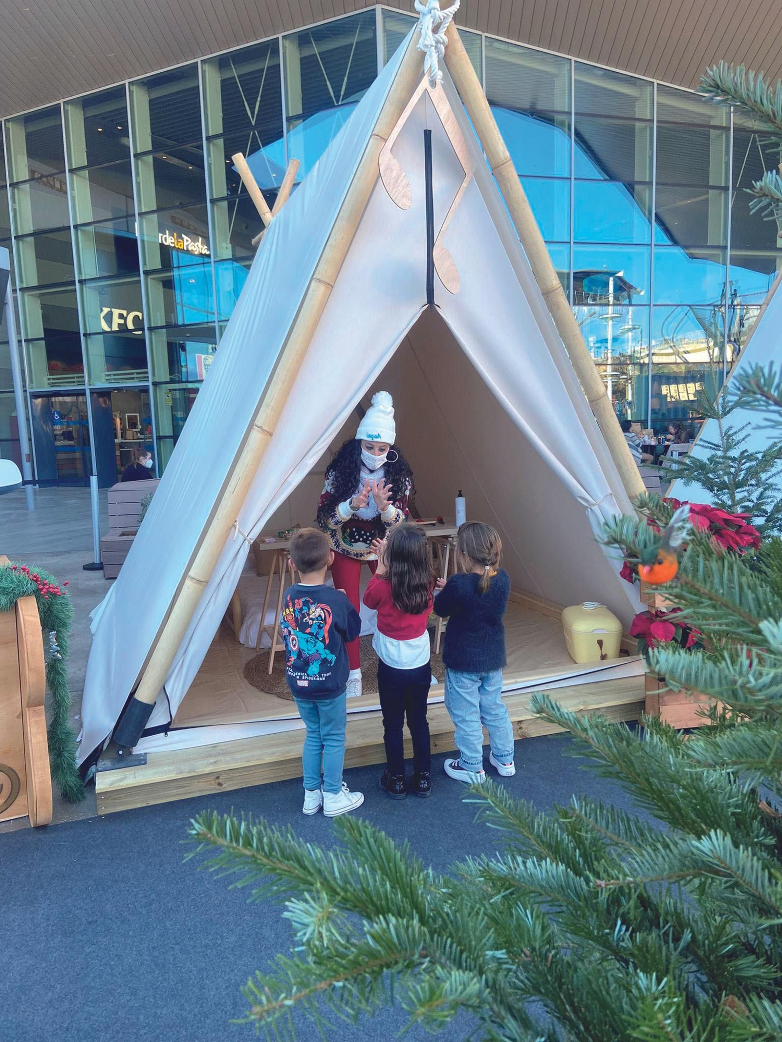 Manualidades y juegas con pequeños en el CC Lagoh
