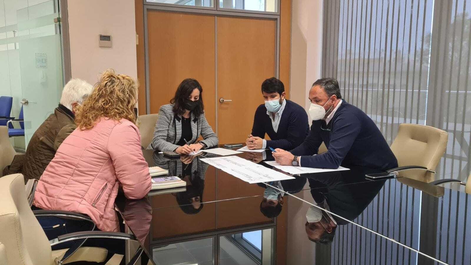 La reunión con los responsables municipales y de la barriada de El Rinconcillo.