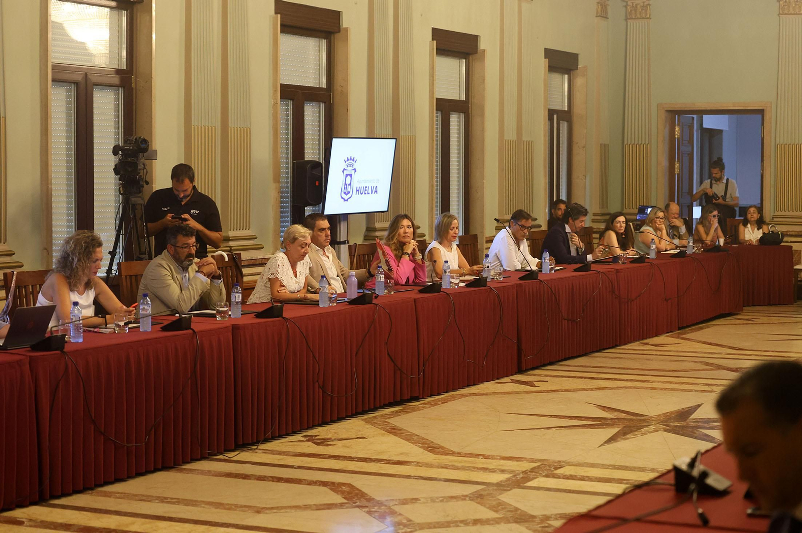 Imágenes del pleno extraordinario celebrado en el Ayuntamiento de Huelva