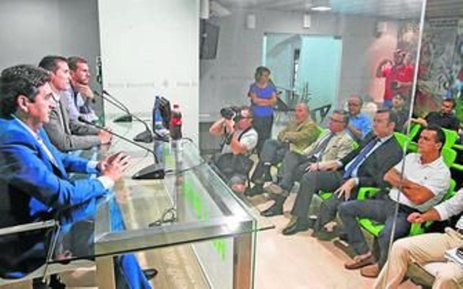 Alexis, atento junto a miembros del consejo, a la presentación de Juan Merino y Capi, acompañados por Pedro Buenaventura.