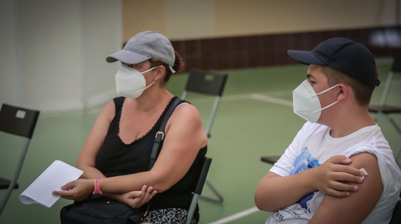 Jóvenes y menores se vacunan en el 'Veguita'