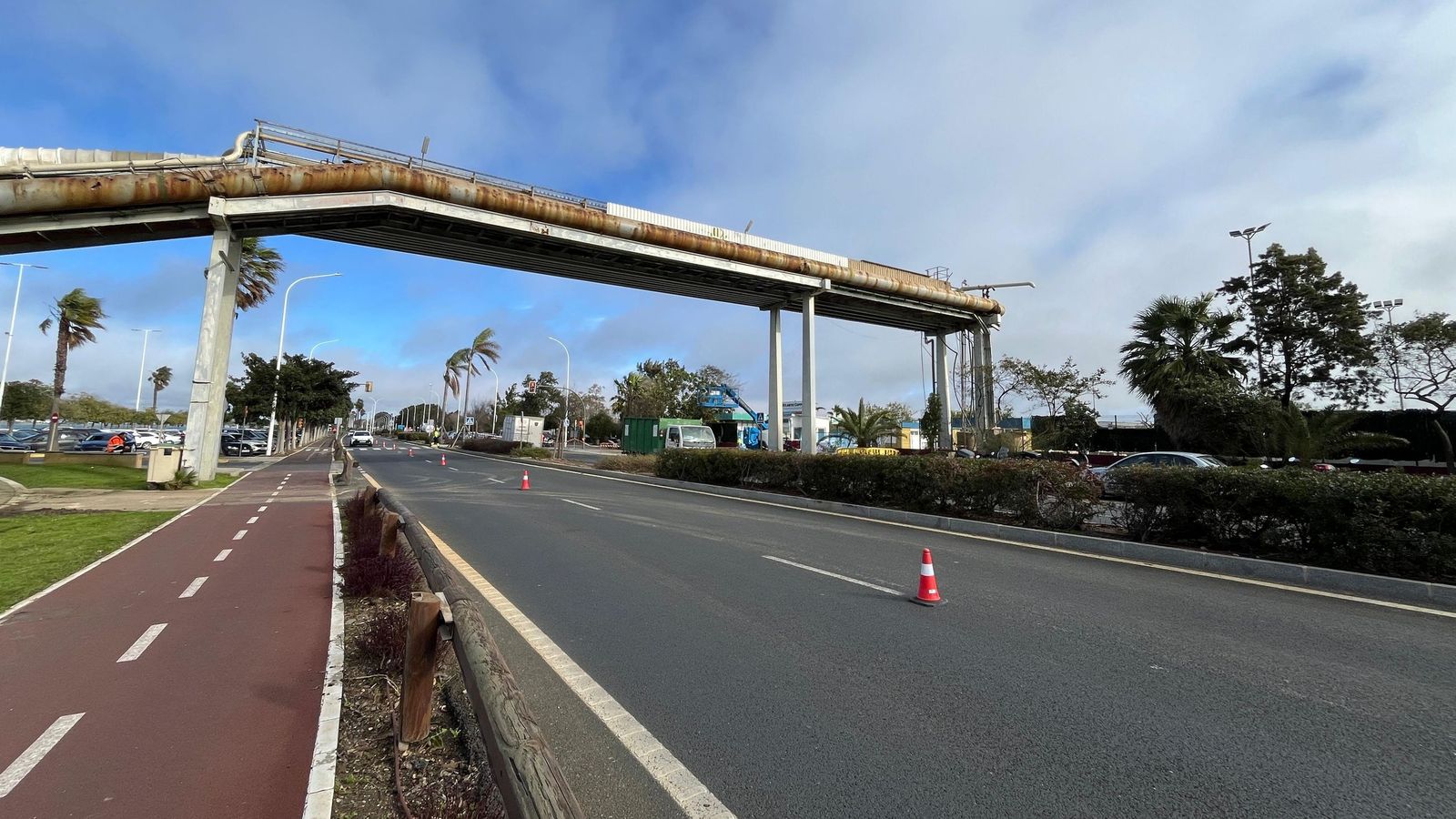 Paso elevado en la avenida Francisco Montenegro de Huelva a la altura de la empresa Fertiberia.