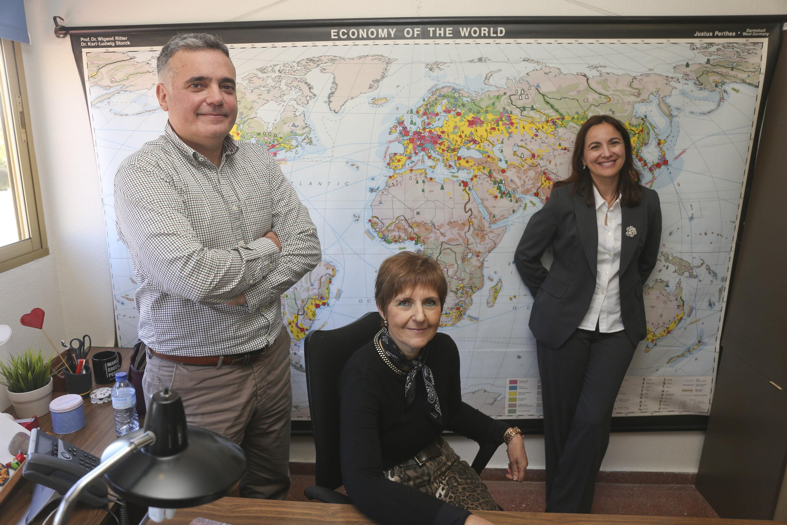 Juan José Natera, Remedios Larrubia y Susana Navarro en el Departamento de Geografía de la Facultad de Filosofía y Letras de la UMA.
