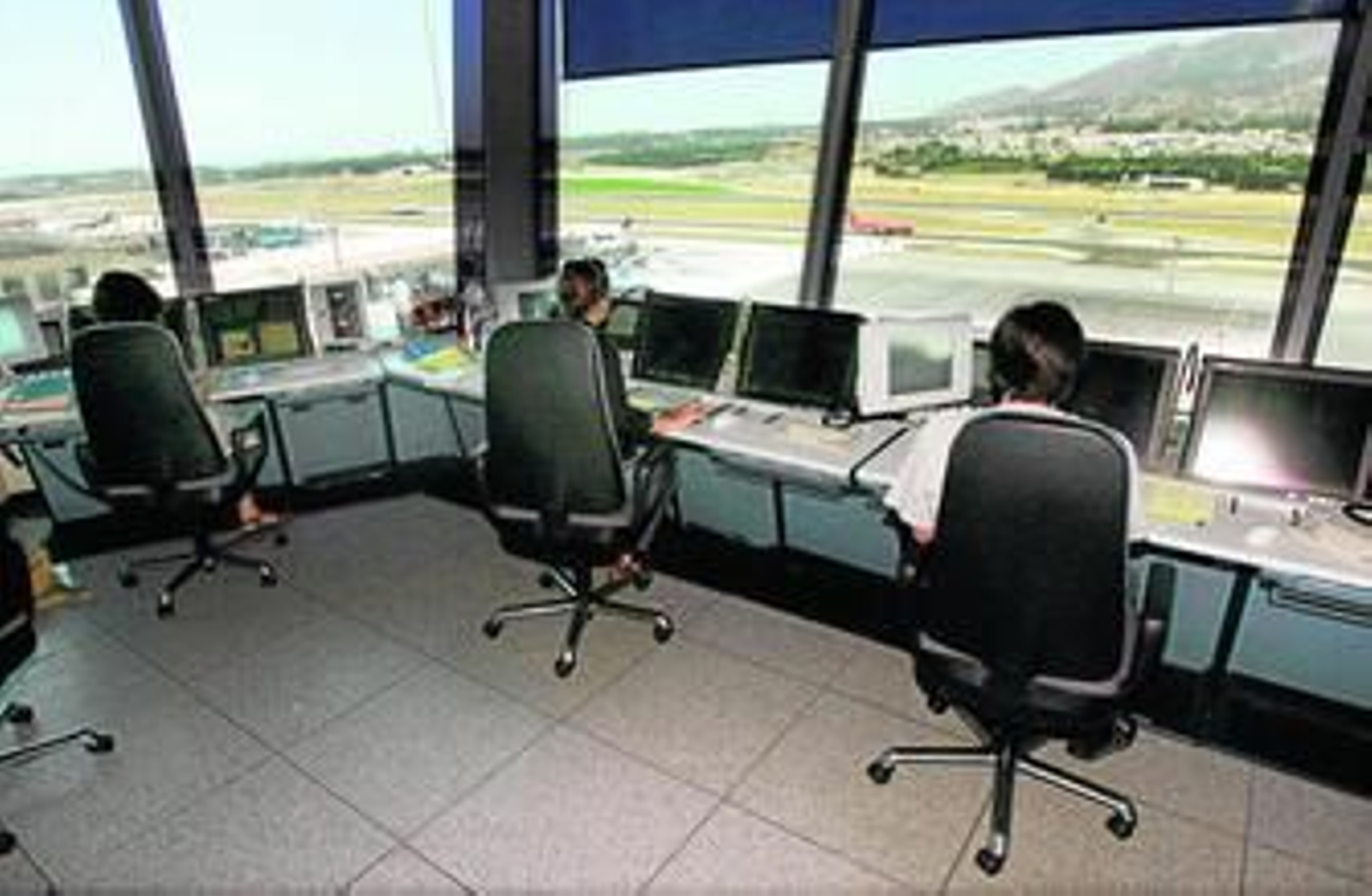 Varios controladores aéreos trabajan en la torre de control del aeropuerto de Málaga.