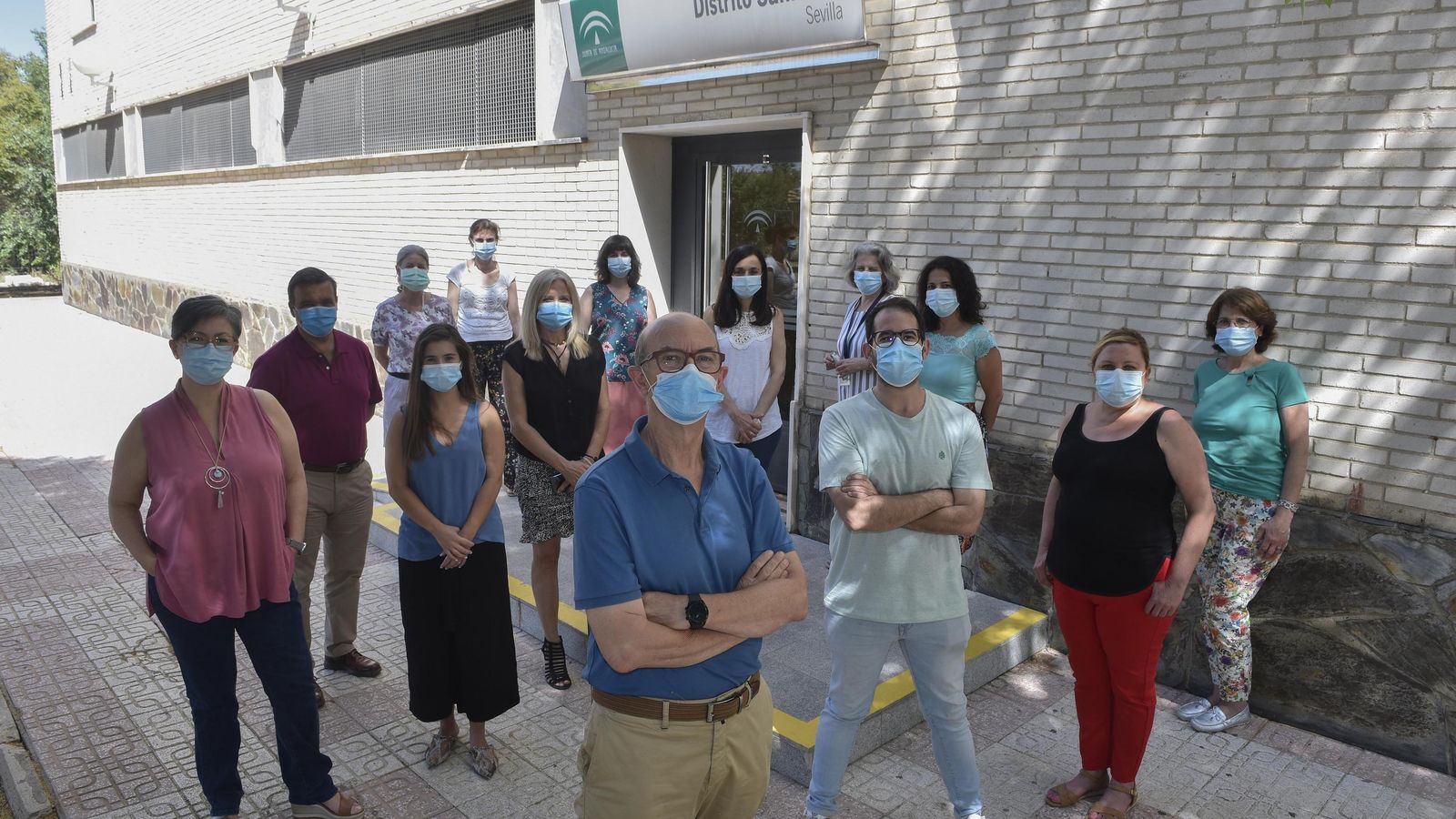 El equipo Covid del distrito sanitario Sevilla al completo, con Eduardo Briones en primer plano.