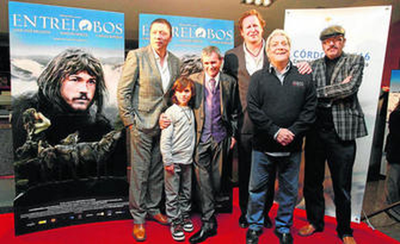 Gerardo Olivares, rodeado del equipo de la película, ayer, en los Multicines El Tablero.