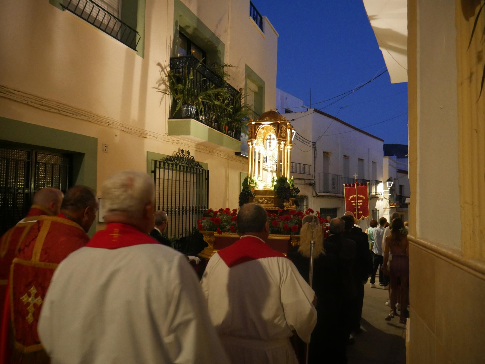 Procesión de la Santa Cruz por las calles de Canjáyar.