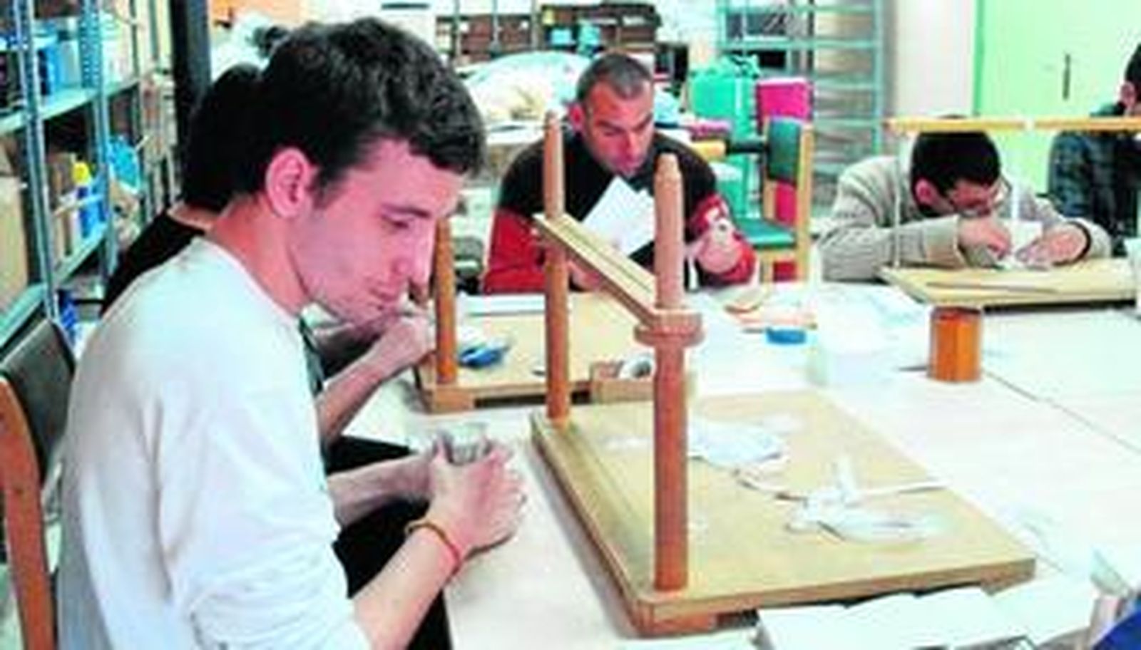 Un grupo de alumnos participa en los talleres.