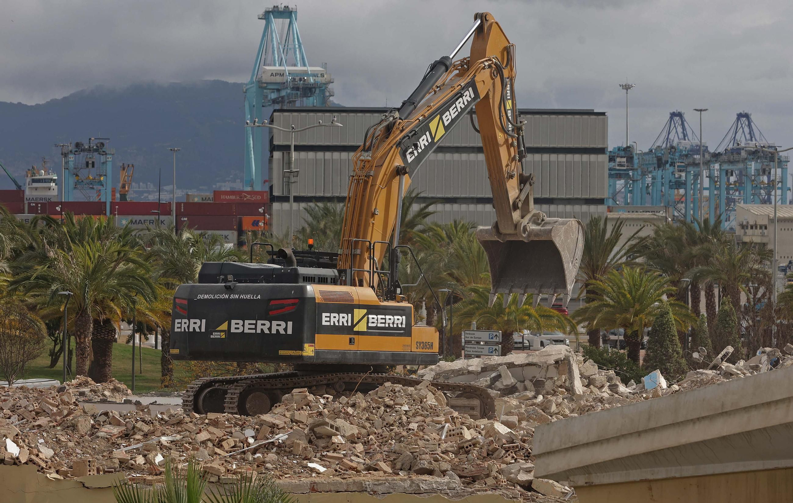 Fotos de los trabajos de demolición de las viviendas militares de la avenida Virgen del Carmen en Algeciras
