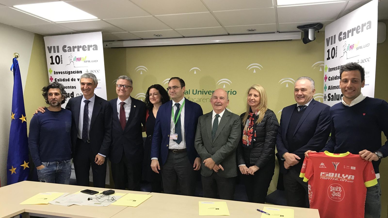 Firma, en el Hospital Macarena, del acta de constitución de la carrera 'En Marcha por la Salud'.