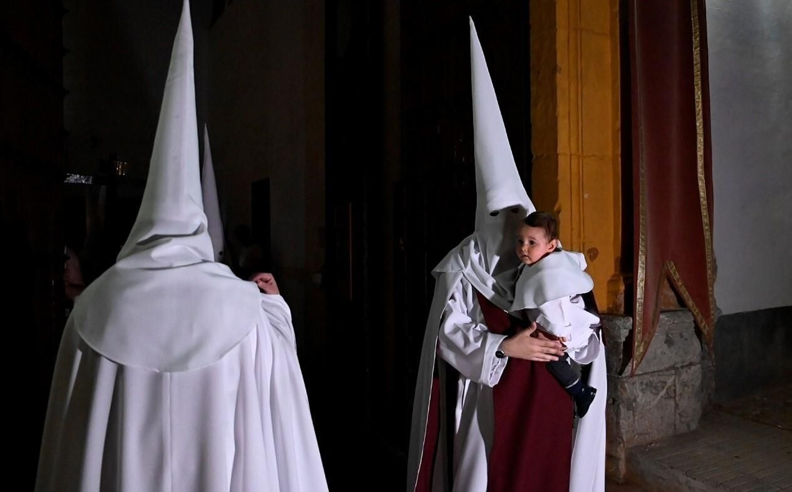 El Señor de la Salud da luz al Jueves de Pasión en Córdoba, en imágenes