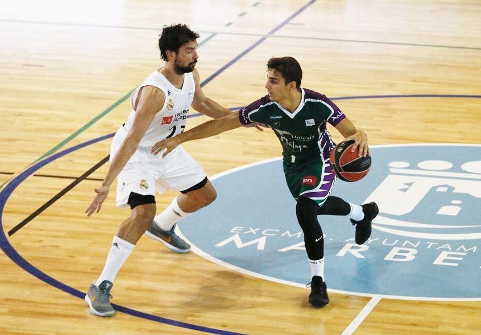 Sergio Llull defiende a Lucas Muñoz.