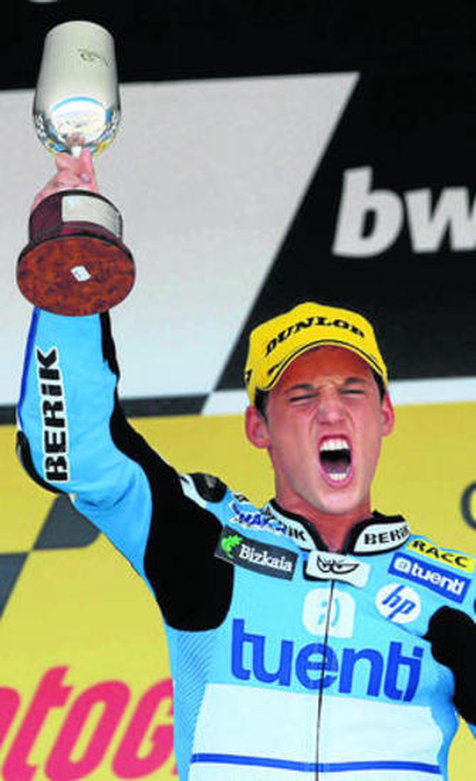 Pol Espargaró celebra catavino en alto su triunfo en Jerez.