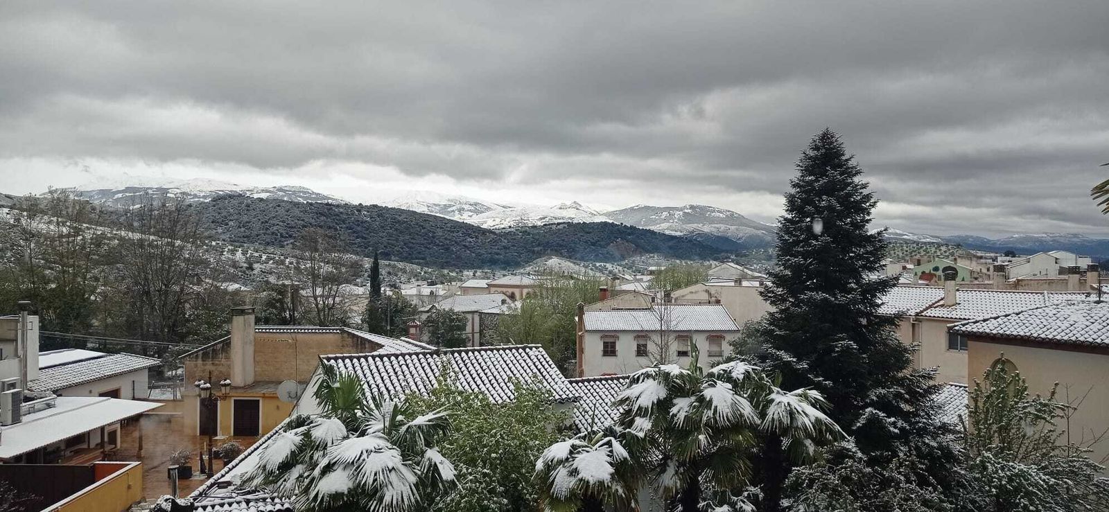 Granada despide la Semana Santa cubierta de nieve