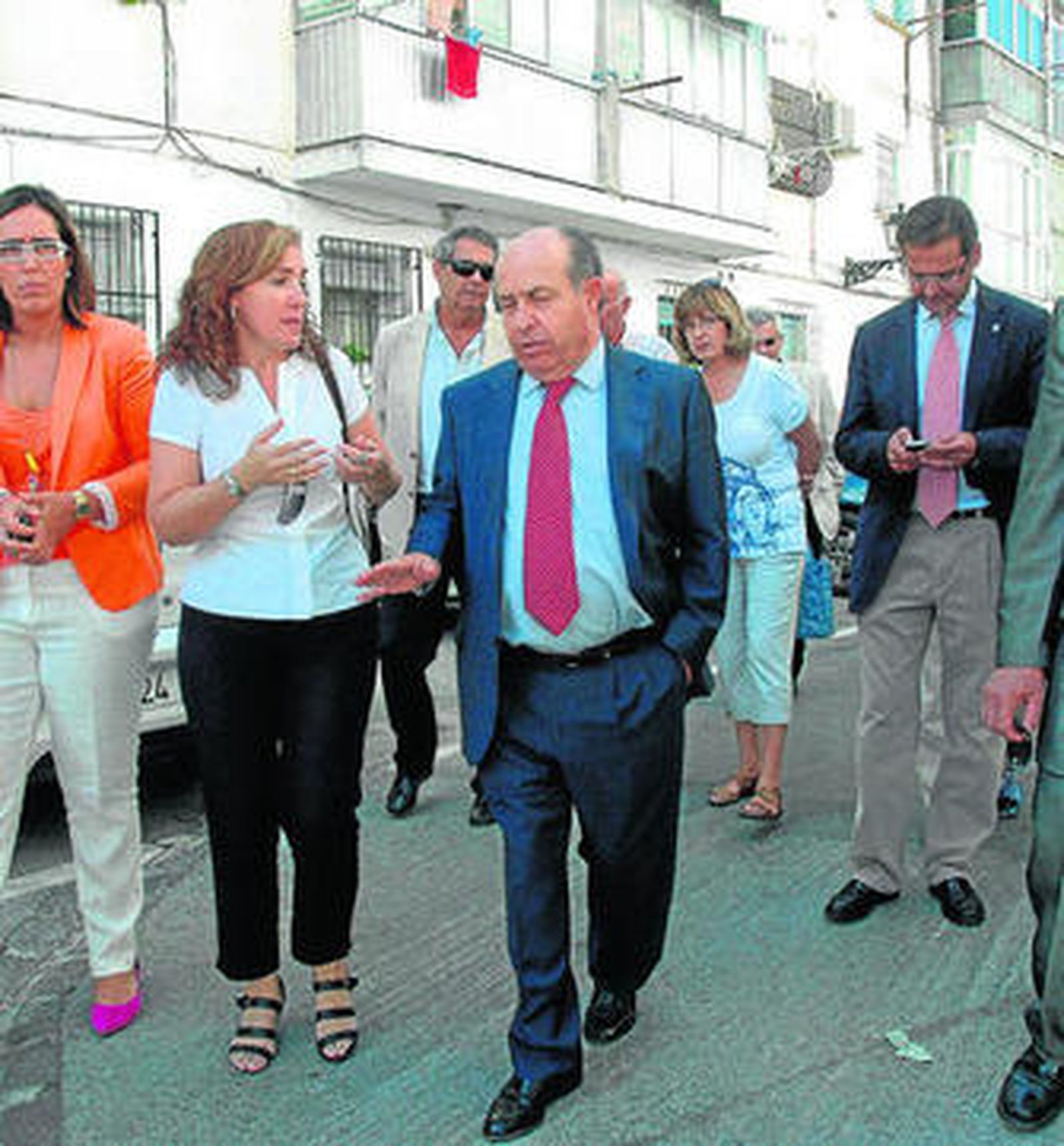 El alcalde junto a la presidenta de la Asociación de vecinos de Lancha de Cenes durante la visita al barrio.