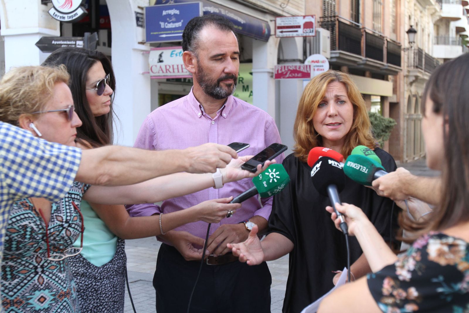 Cristóbal Rojas, Belén Castillo realizan declaraciones a los periodistas.