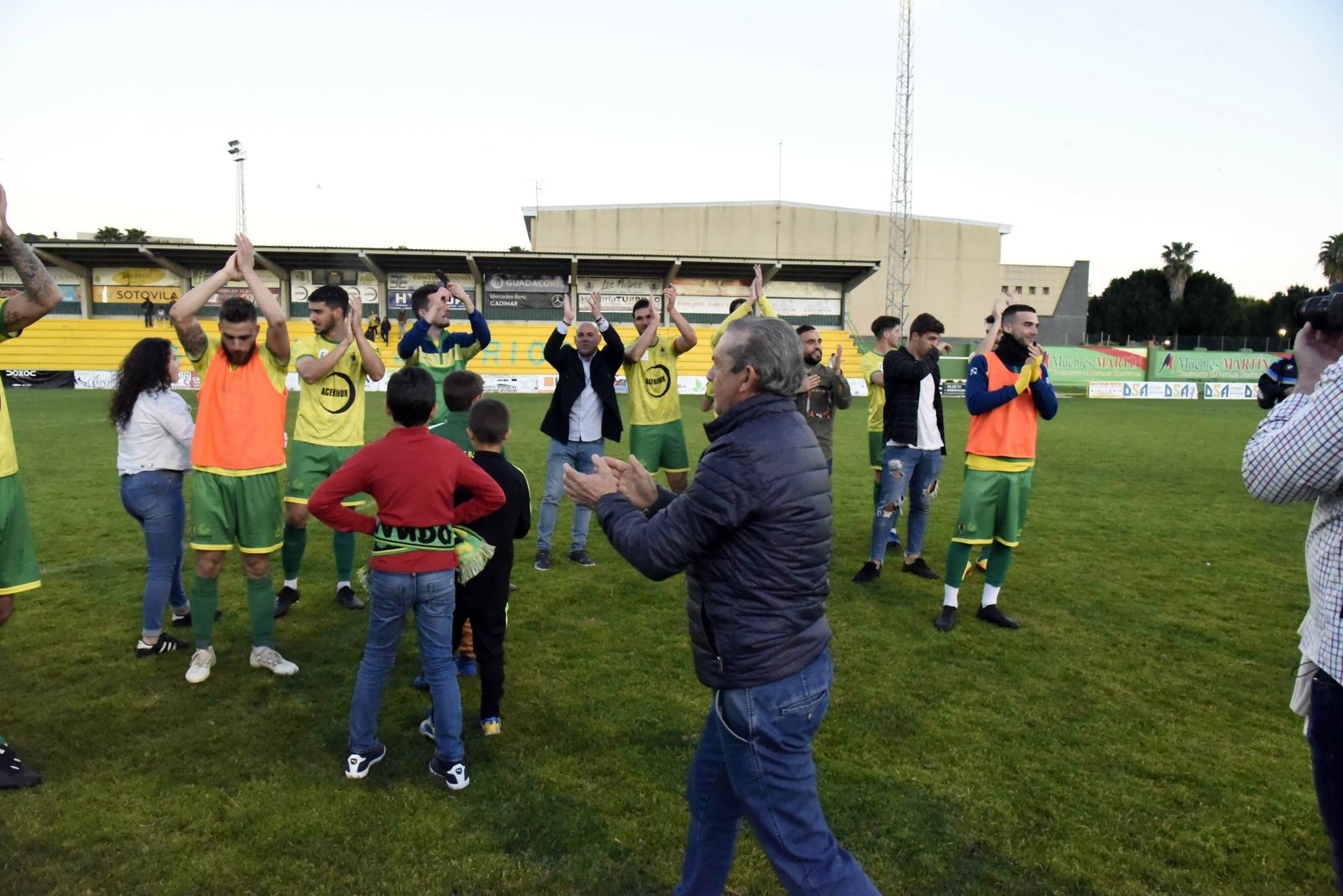 Jugadores de la Unión devuelven los aplausos a su afición.