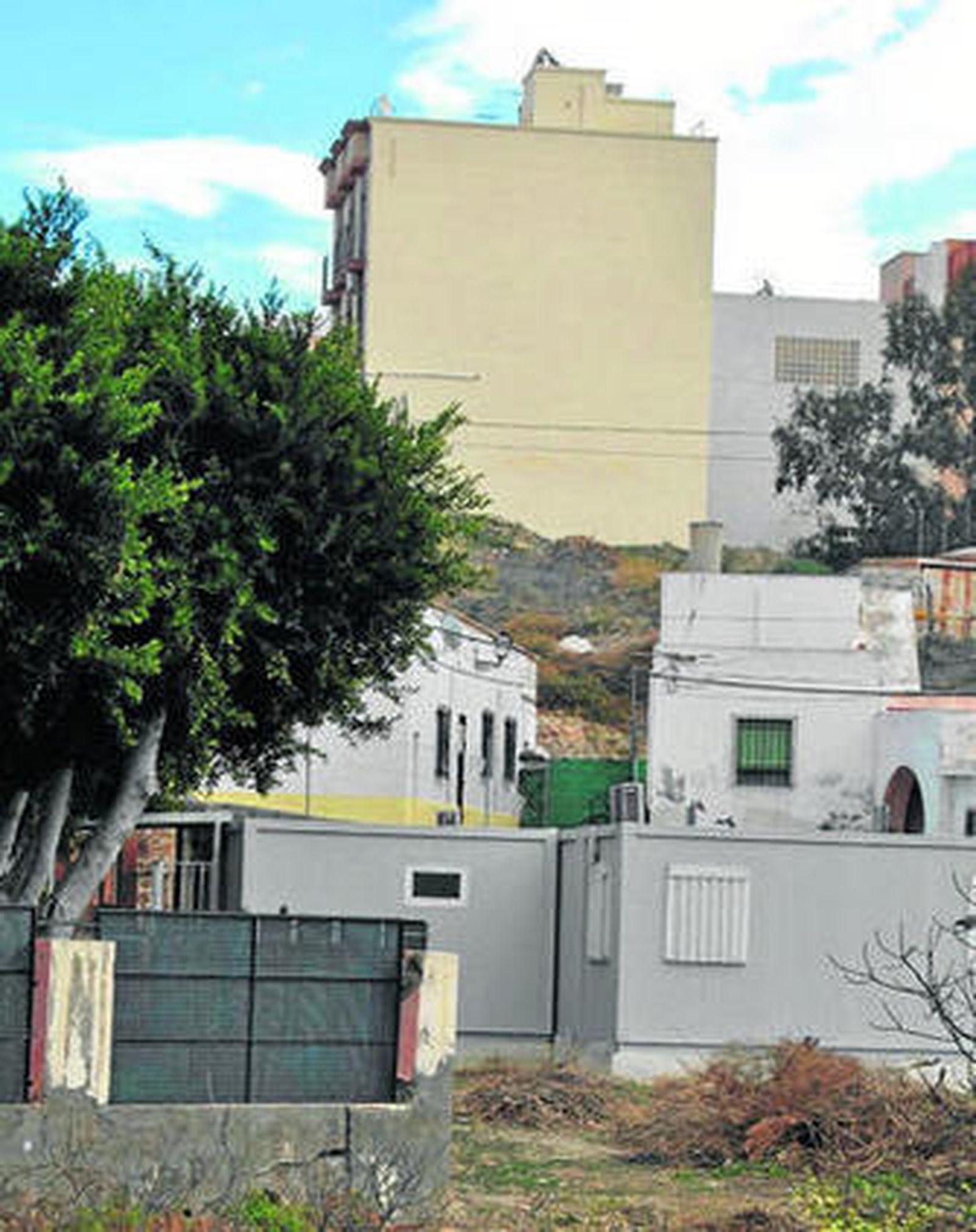 Prefabricadas instalada en un solar anexo al colegio que se comunican con el centro por el patio de recreo.