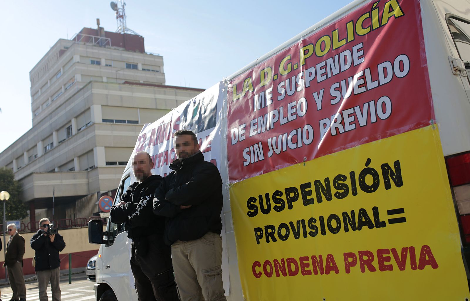 Los dos policías, el día que iniciaron una huelga de hambre en la Jefatura Superior contra su suspensión de empleo y sueldo.