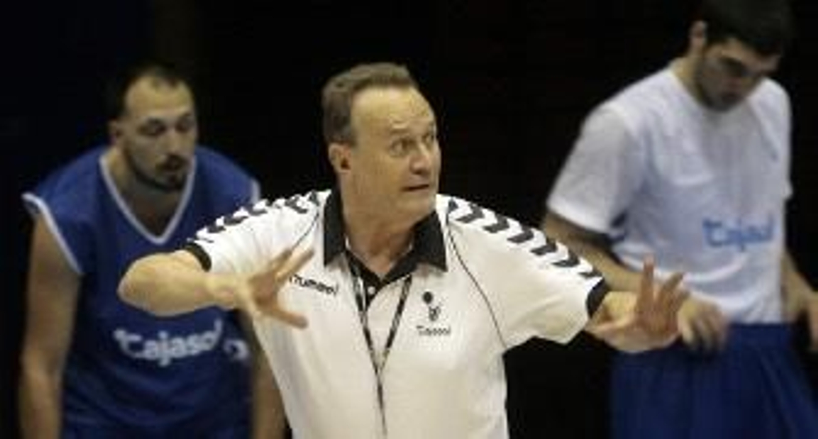 Aíto García Reneses practica un movimiento en una sesión con Bogdanovic y Burjanadze detrás. / Juan Carlos Muñoz