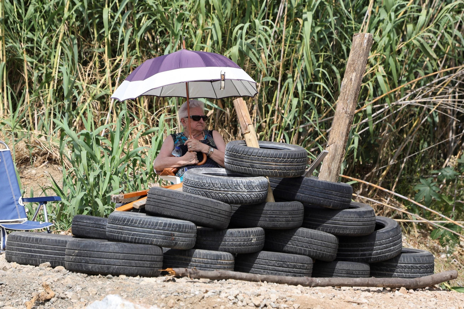 Vecinos protestan frente a las excavadoras en la Vega de Mestanza, en fotos