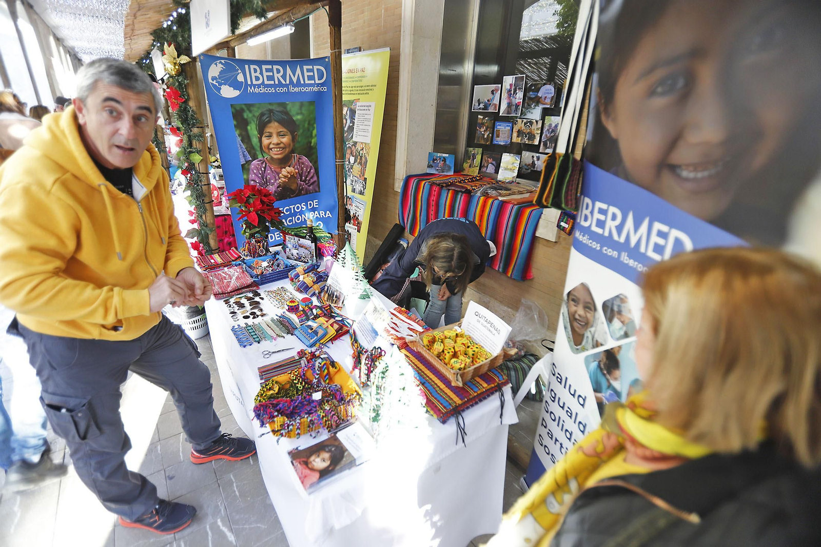 Imágenes del Mercadillo Solidario Navideño en la Diputación de Huelva