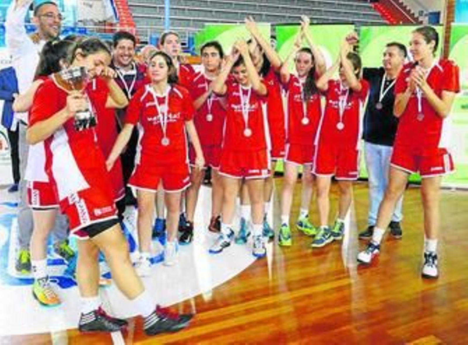 El Maristas celebra el subcampeonato en Huelva.