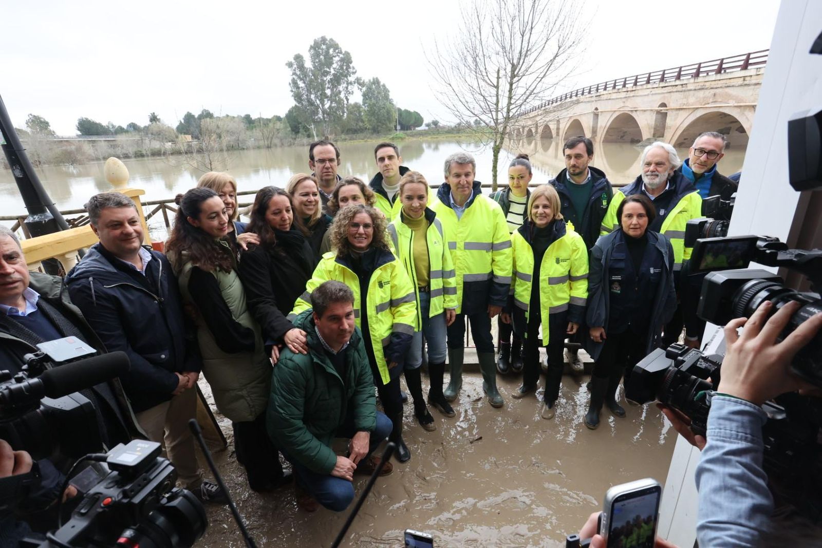 Imágenes de la visita de Alberto Núñez Feijóo y Juanma Moreno a las zonas inundadas de Jerez