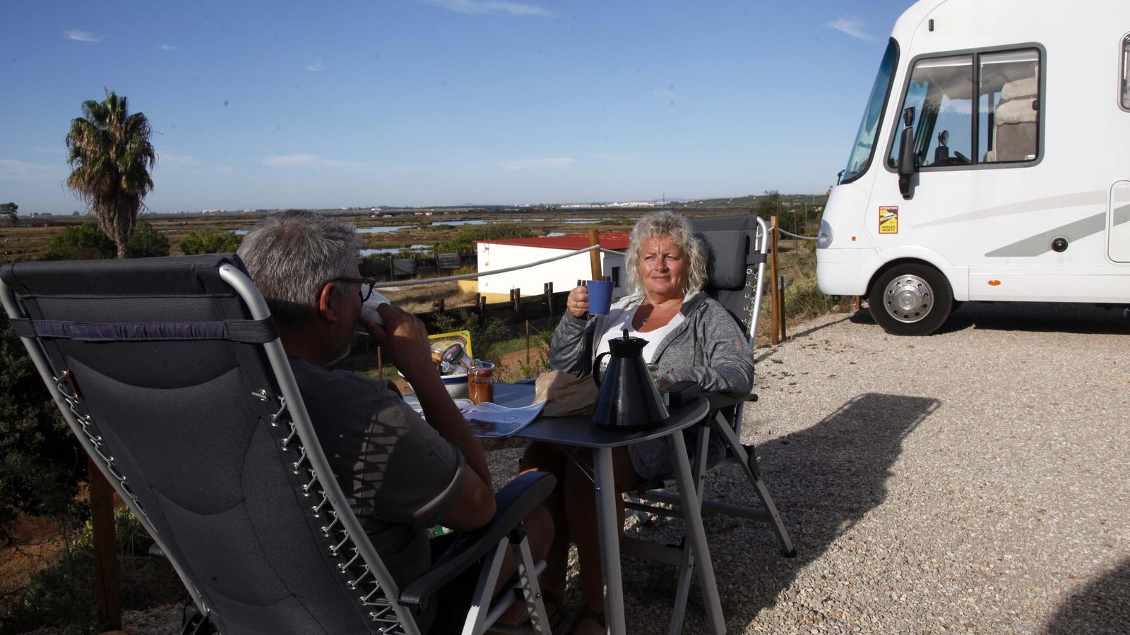 Dos viajeros disfrutan del área ayamontina