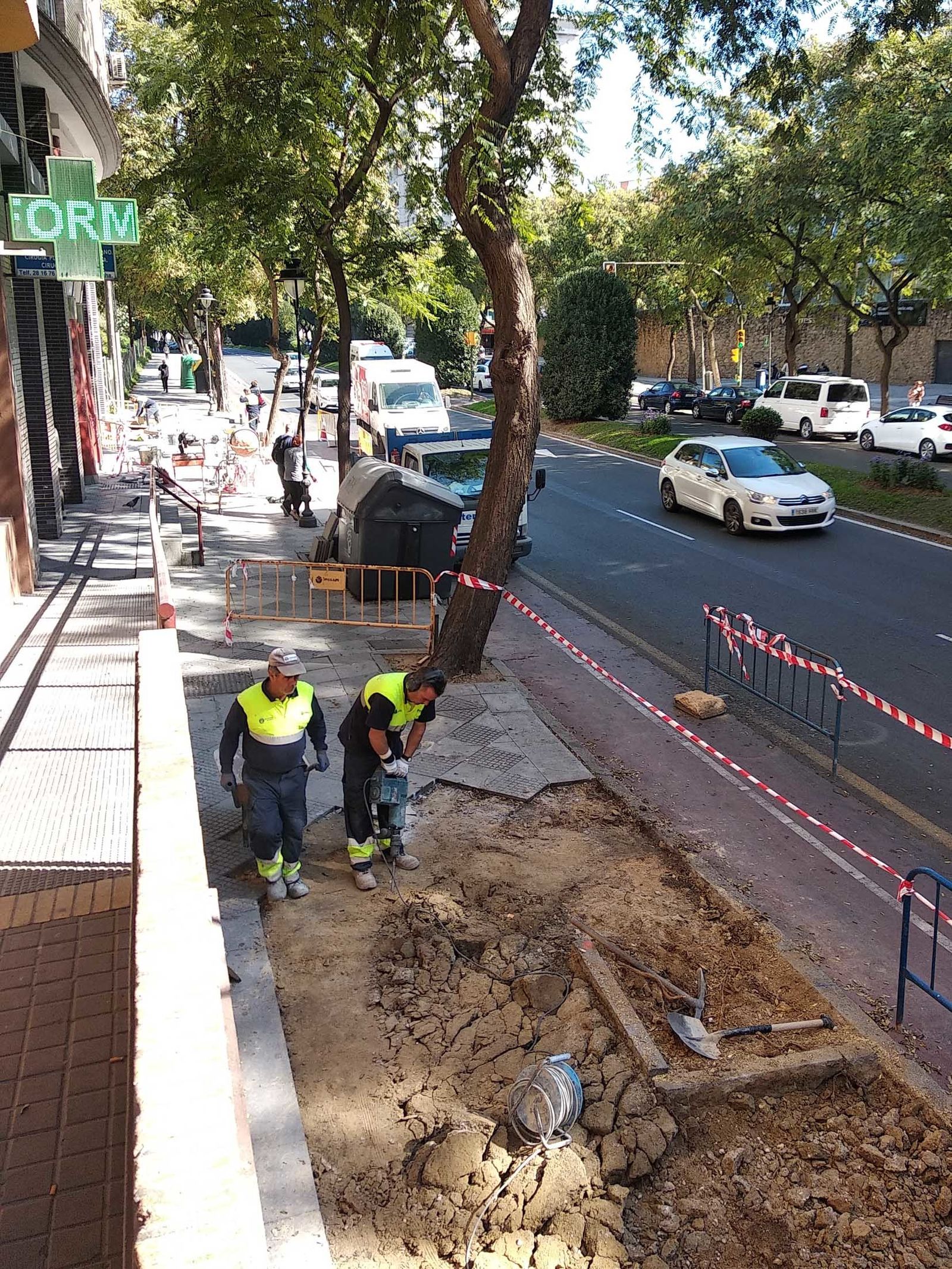 Operarios nivelan el terreno.