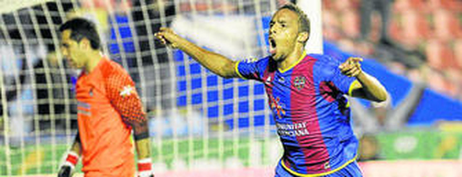 Valdo festeja el segundo tanto del Levante mientras Munúa se dispone a sacar el balón de las mallas de la portería donostiarra.