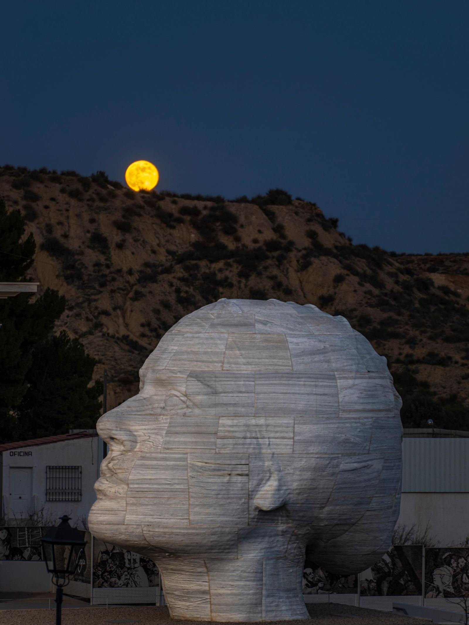 Anochece junto al monumento a la 'Mujer del Almanzora'