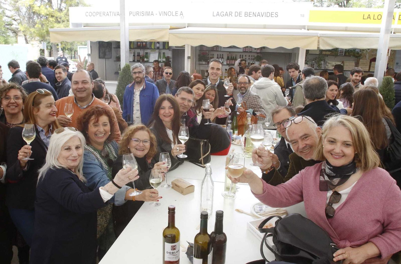 Un grupo de personas en la Cata del Vino.