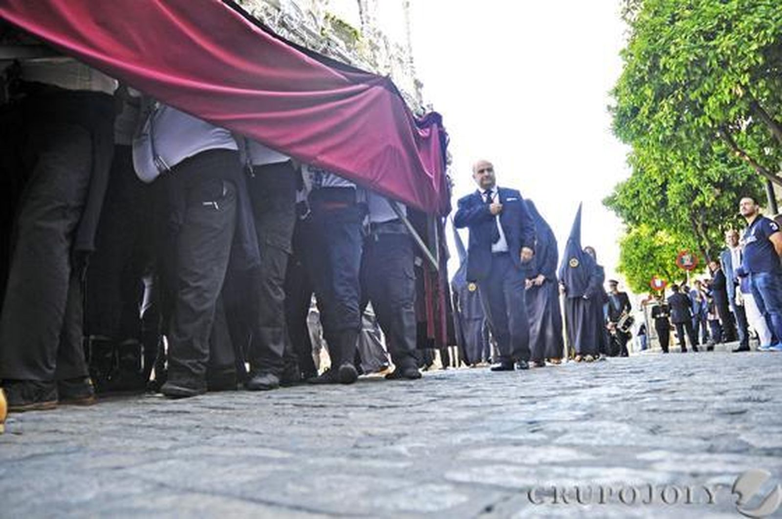 El calor llegó a ser intenso en algunos momentos de la tarde, lo que llevó a que algunas hermandades permitieran a sus cuadrillas levantar los faldones, como fue el caso de El Perdón.

Foto: Manu Garcia
