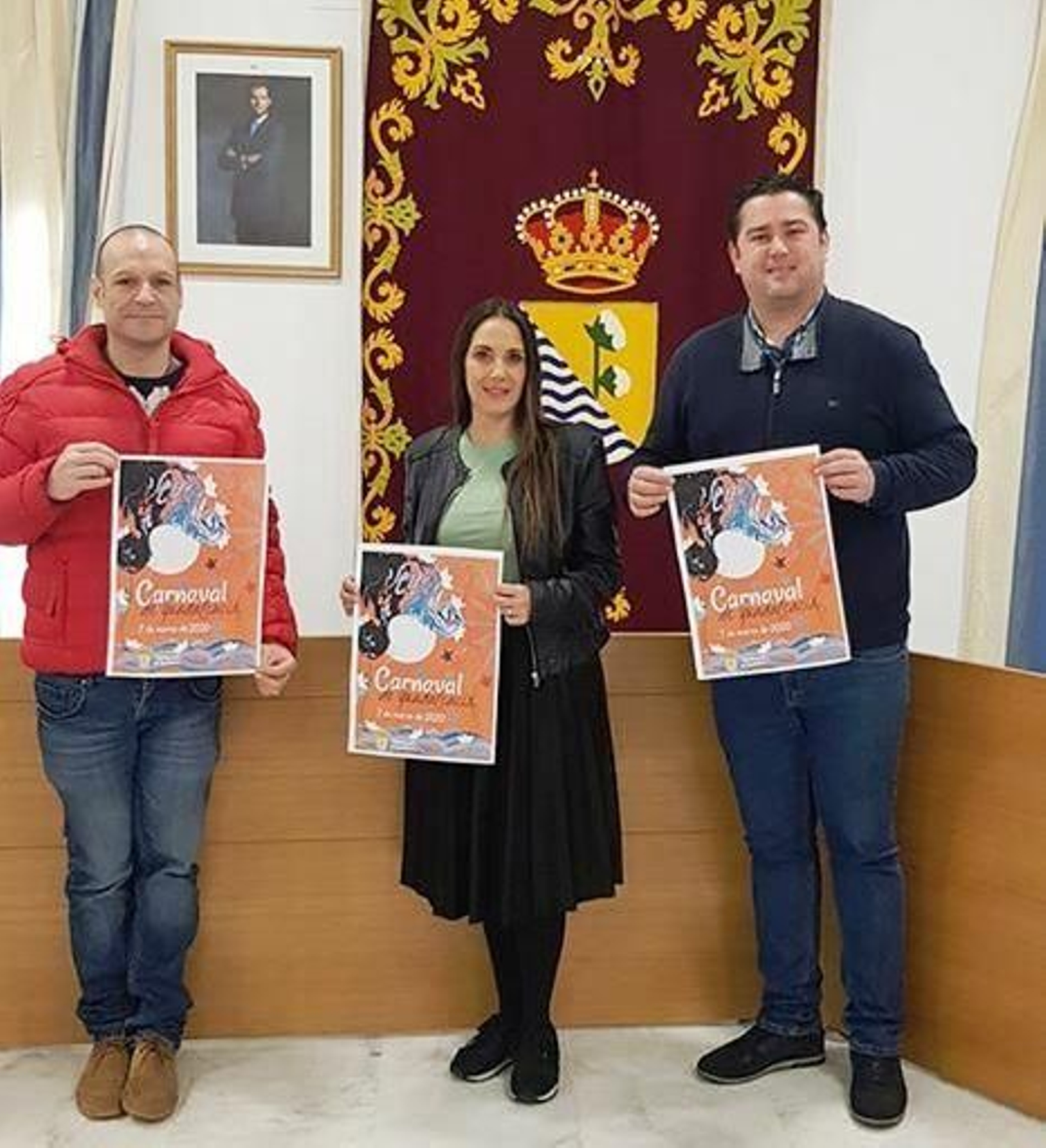 Salvador Ruiz, Almudena Marín y Benjamín Guerrero con el cartel de este año.