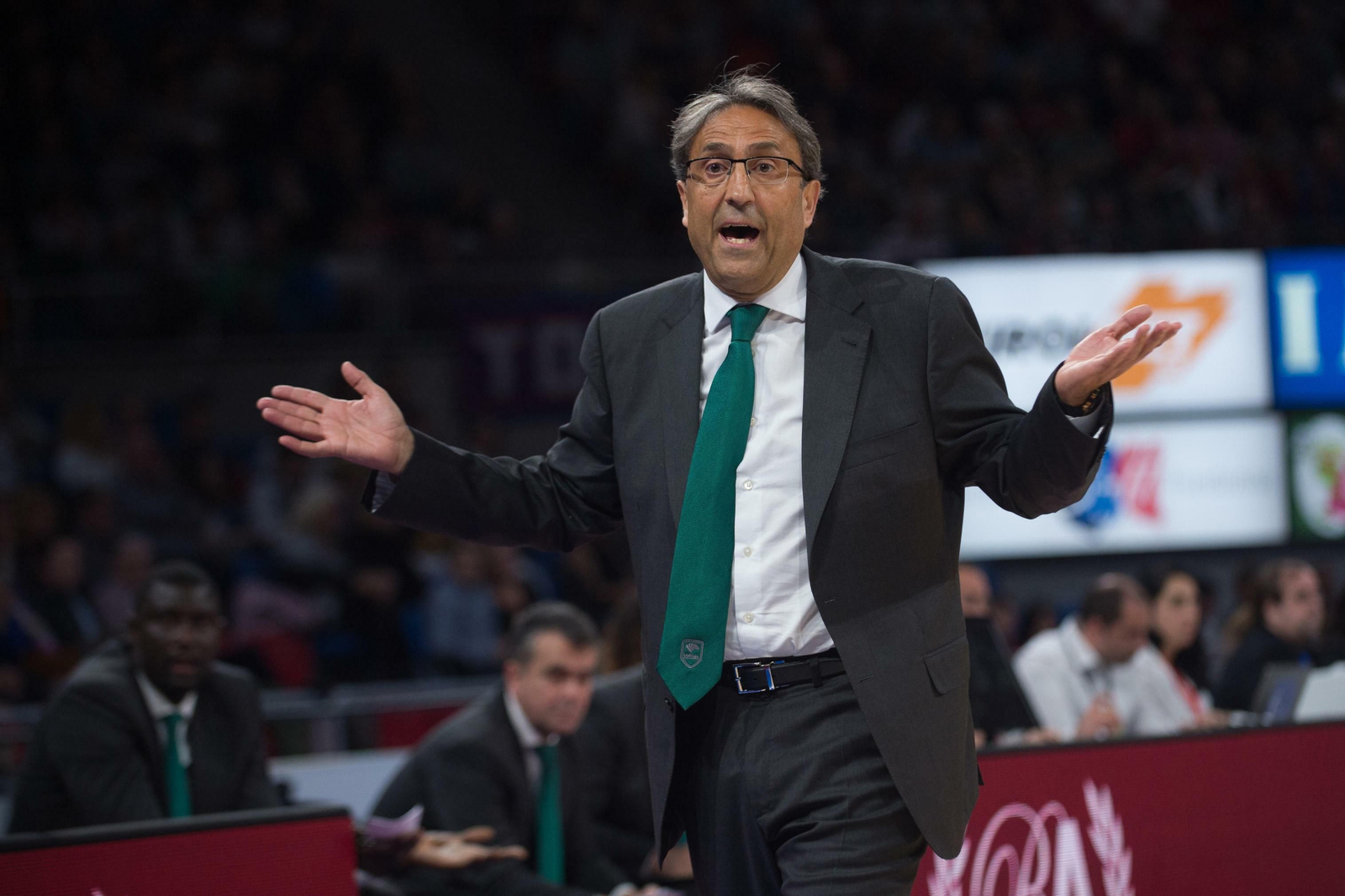 Luis Casimiro gesticula en un partido. Luis Casimiro gesticula en un partido.