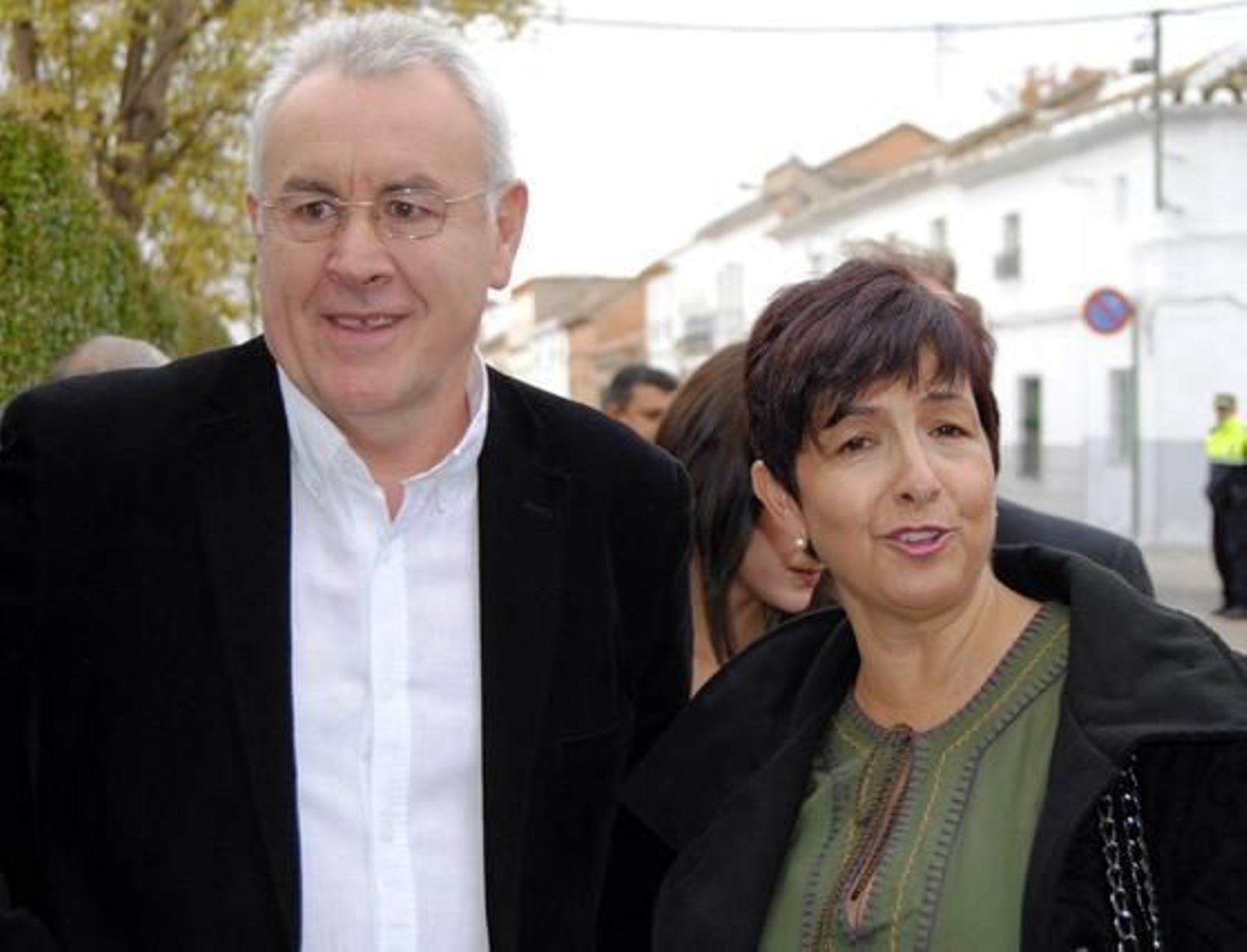 Cayo Lara acudió a votar junto a su esposa.

Foto: EFE
